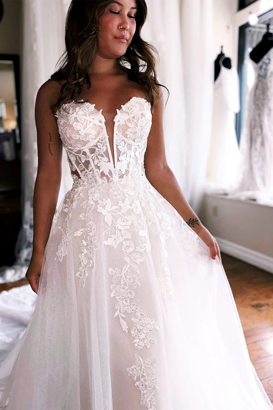 Vestido de novia de corte A con apliques de tul y sin tirantes